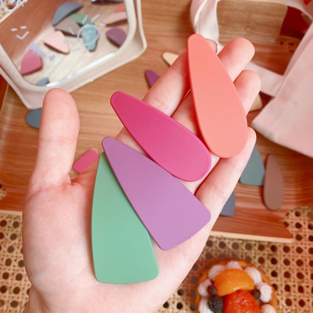 Cặp mái, cặp tóc màu cổ điển trơn cho các bạn gái