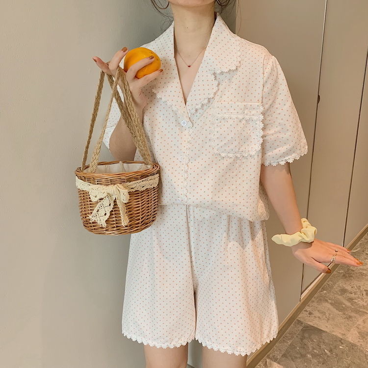 Bộ đồ ngủ ngắn tay họa tiết chấm bi phối ren xinh xắn