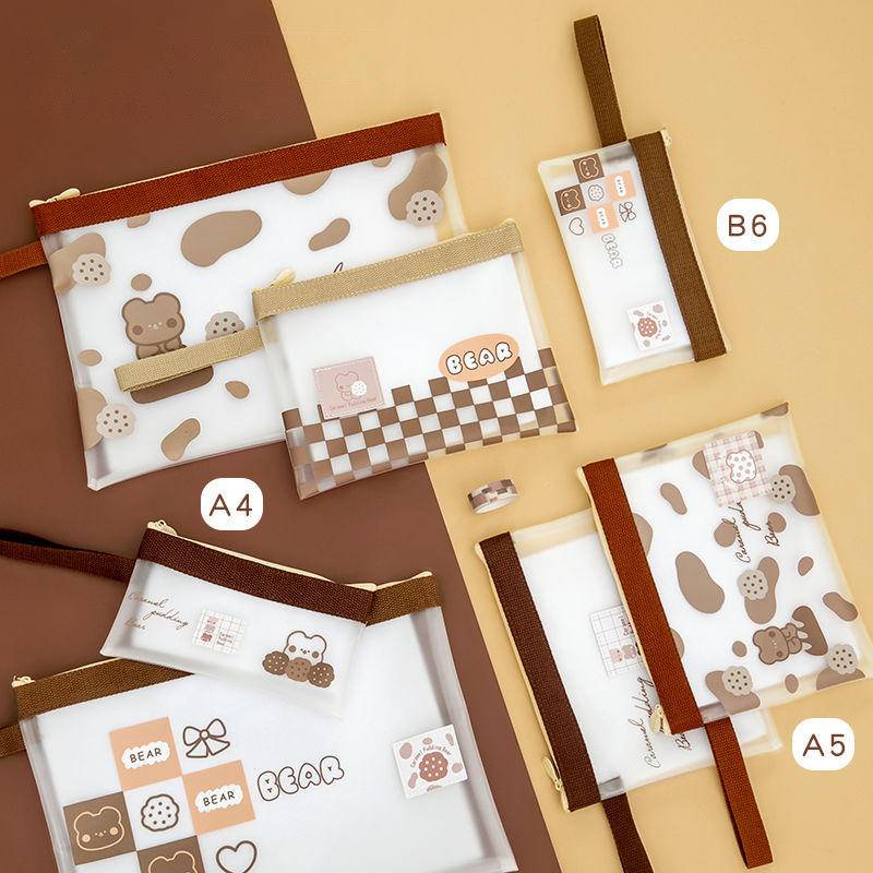 ⭐ iLado ⭐ Túi đựng tài liệu túi đựng bút với túi zip nhỏ tay cầm  A4/A5/B6 Bìa đựng tài liệu trong suốt Little bear Hoạt Hình Khóa Kéo túi đựng tài liệu file Hộp đựng storage dễ thương cute đồ dùng học tập học sinh Chống ẩm và chống bụi