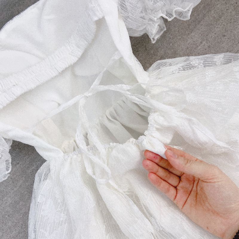 ĐẦM VOAN HOA TRẮNG TAY PHỒNG CỔ VUÔNG HỞ LƯNG