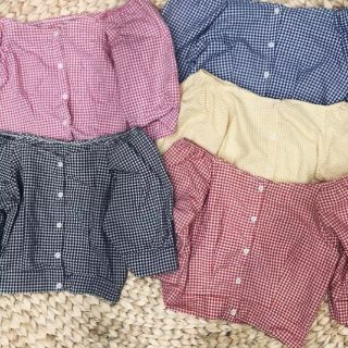 Áo trễ vai tay phồng đính nút