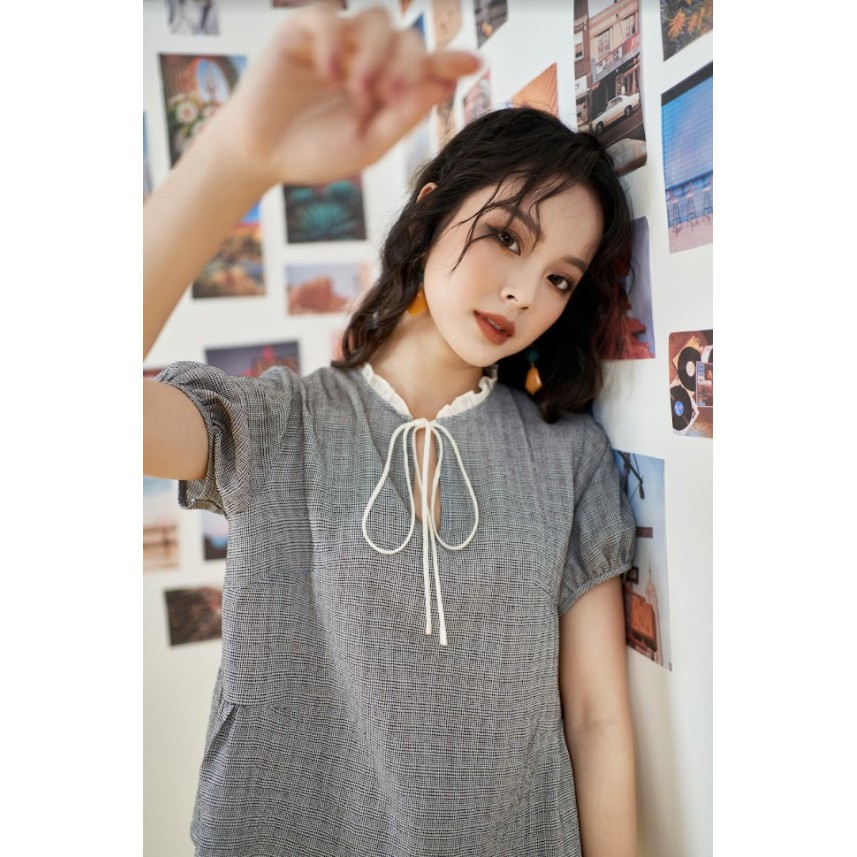 Áo sơ mi peplum karo nhí cổ bèo trắng 1AO3018 ADORE DRESS | BigBuy360 - bigbuy360.vn