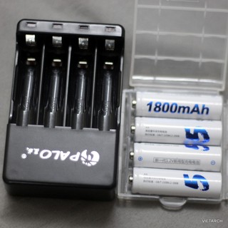 Bộ Sạc pin kèm 4 pin tiểu sạc lại Palo AA, AAA 1800mAh sạc tự ngắt khi đầy, có đèn báo đầy