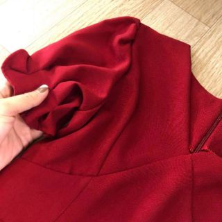 VÁY ĐỎ ĐUÔI CÁ TAY LOE
