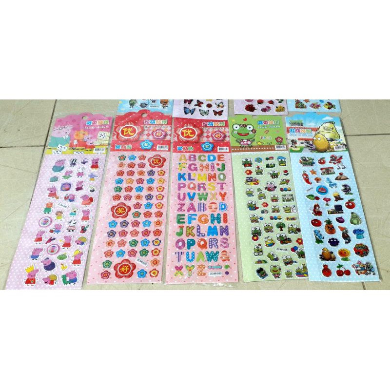 Một tờ hình dán nổi dài có nhiều mẫu khác nhau