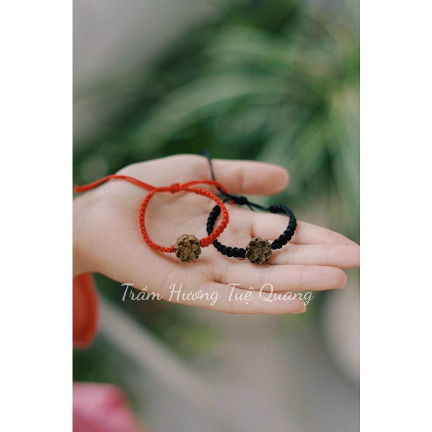 Vòng tay charm hoa sen trầm tốc tết dây chỉ đỏ - đen