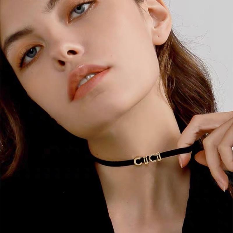 Vòng Cổ Choker Màu Đen Co Giãn Mặt Kim Loại Hình Chữ Cái Đơn Giản