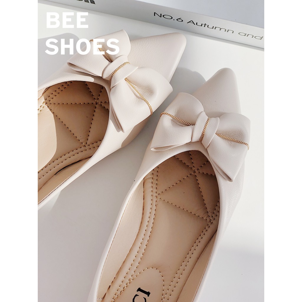 BEESHOES - GIÀY BÚP BÊ NỮ MŨI NHỌN HỌA TIẾT NƠ - GIÀY BÚP BÊ NỮ ĐẾ BỆT DA LÌ SẴN MÀU ĐEN - KEM 201037