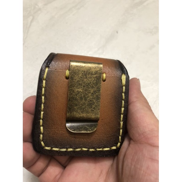 Bao Da Zippo màu Nâu Nhạt loại tốt chất liệu da thật, khuy cài bằng đồng bền bỉ, dùng để bảo quản khi mang theo.