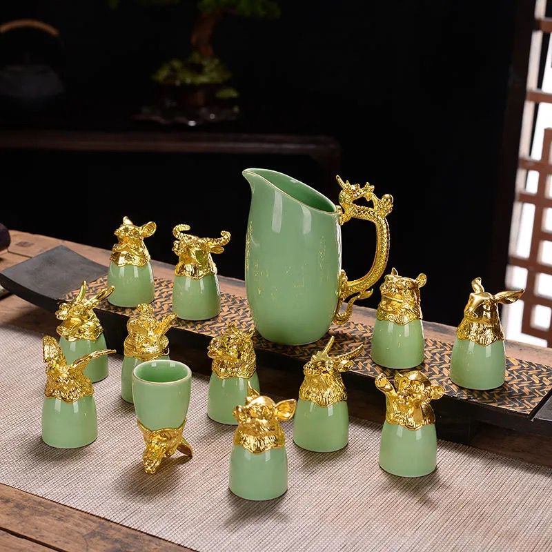 Bộ Ấm Trà, Ly Uống Rượu 12 Con Giáp Gốm Sứ Mạ Vàng 18k Đựng Trong Vali Cao Cấp - Quà Biếu Tết Sang Trọng 2022