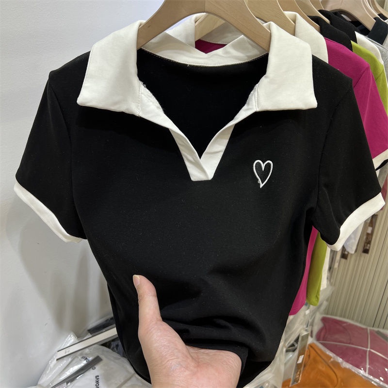 Áo polo Ngắn Tay Cổ Chữ V Thêu Hình Trái Tim Màu Sắc Tương Phản Phong Cách Mỹ Cho Nữ