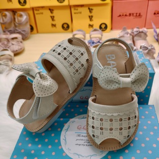 Giày sandal cho bé gái từ 3 tháng đến 4 tuổi.