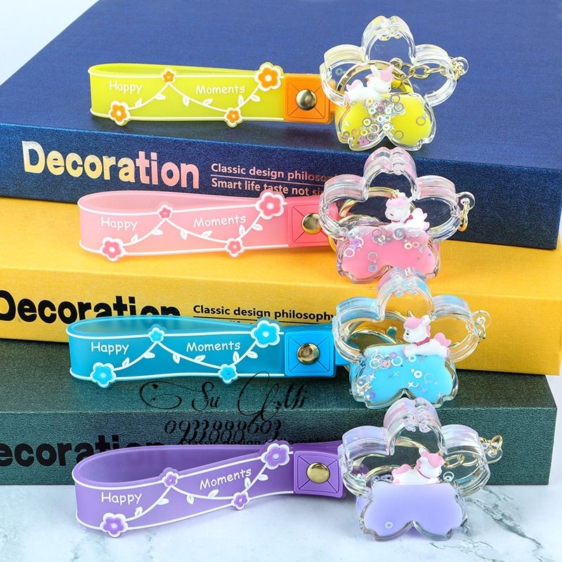 Móc khóa ngựa pony trong bông hoa thủy tinh .Móc khóa thời trang phong cách treo balo, túi xách