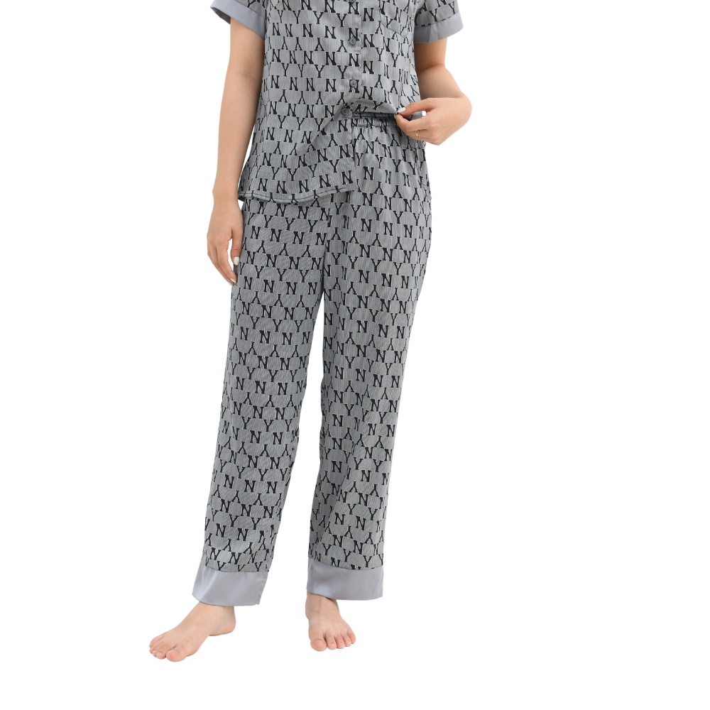 Bộ đồ ngủ Pijama lụa JAPAN SILIK, áo cộc quần dài họa tiết NY màu đen xám tôn dáng CD024