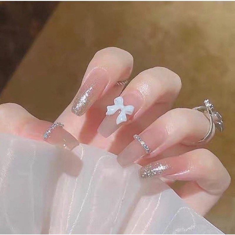 Nailbox Nuna móng úp móng tay giả ombre mắt mèo đính nơ trắng và dây đá