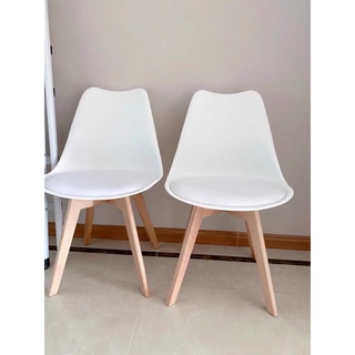 Ghế eames có đệm chân gỗ chắc chắn