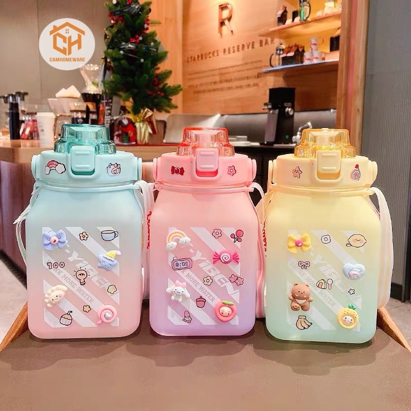 Bình Nước Nhựa Vuông Có Ống Hút Kèm Dây Đeo Cực Tiện Lợi Xinh Xắn Dễ Thương, Dung Tích 1500ml