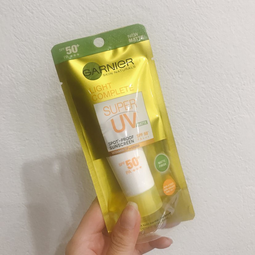 Kem Chống Nắng Garnier Light Complete Super  UV Matte SPF50 15ml