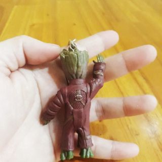 Móc khóa Groot vẫy tay.