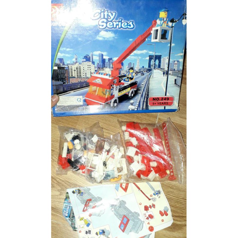 Lắp ráp 1 hộp LeGo_City Xe thang hoặc Trạm Giao thông có nhiều chi tiết bằng nhựa