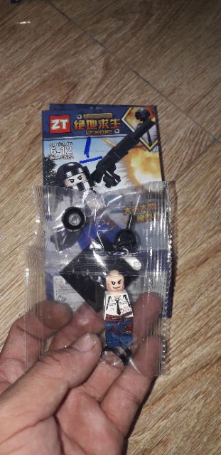 Lắp ráp 1 hộp LegoBattle 0822 có nhiều chi tiết bằng nhựa ABS