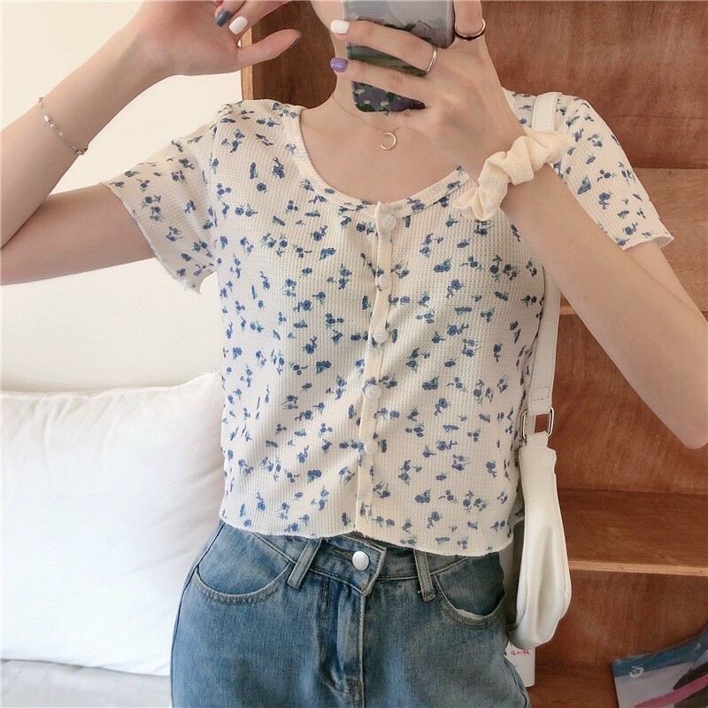 Áo croptop bông hoa nhí trắng, đính nút vẹt ngang🌼🌼mặc fom suông và ôm đều đẹp | BigBuy360 - bigbuy360.vn