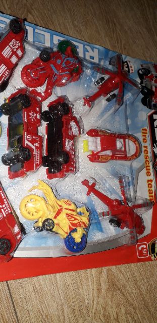 Sét 12 xe tàu máy bay biệt đội cưu hỏa bằng nhựa chạy bánh đà