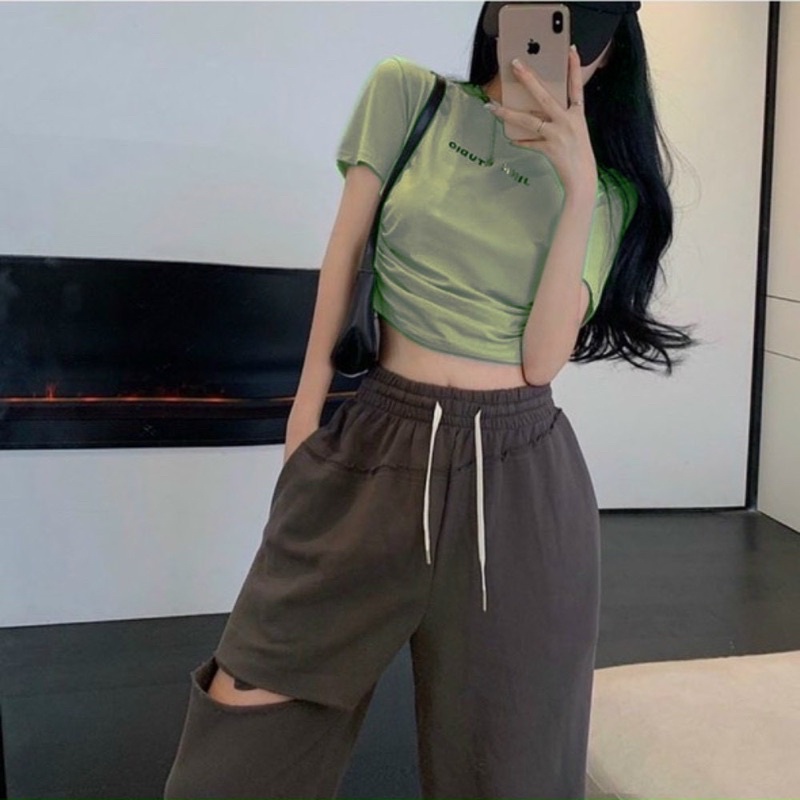 Set áo thun croptop xanh kèm quần suông ống bo