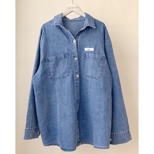 Áo bò dài tay nữ dáng rộng, Áo sơ mi jean cổ bẻ unisex thêu logo có túi ngực DASKI