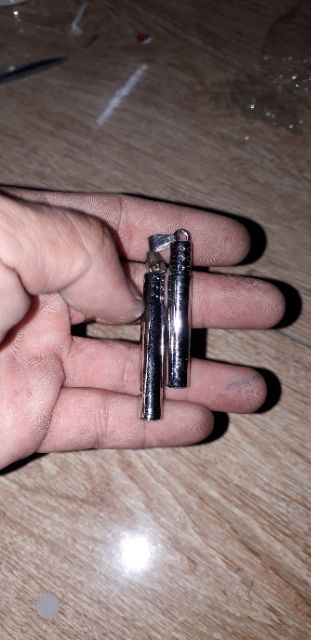 Một chiếc kèn thổi kêu làm móc khóa hoặc mặt dây chuyền bằng inox