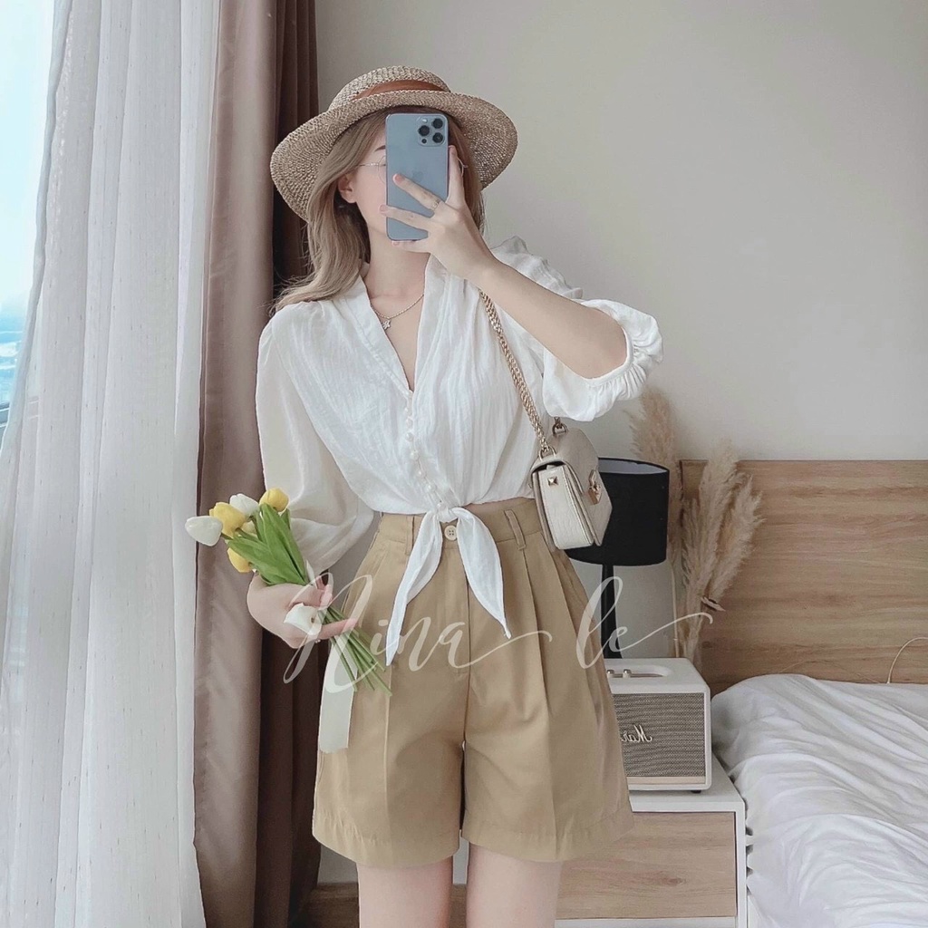 sét quần short nữ màu nude và áo sơ mi cột eo màu trắng trẻ trung xinh xắn phù hợp đi chơi, dạo phố thời trang nữ ARAVA