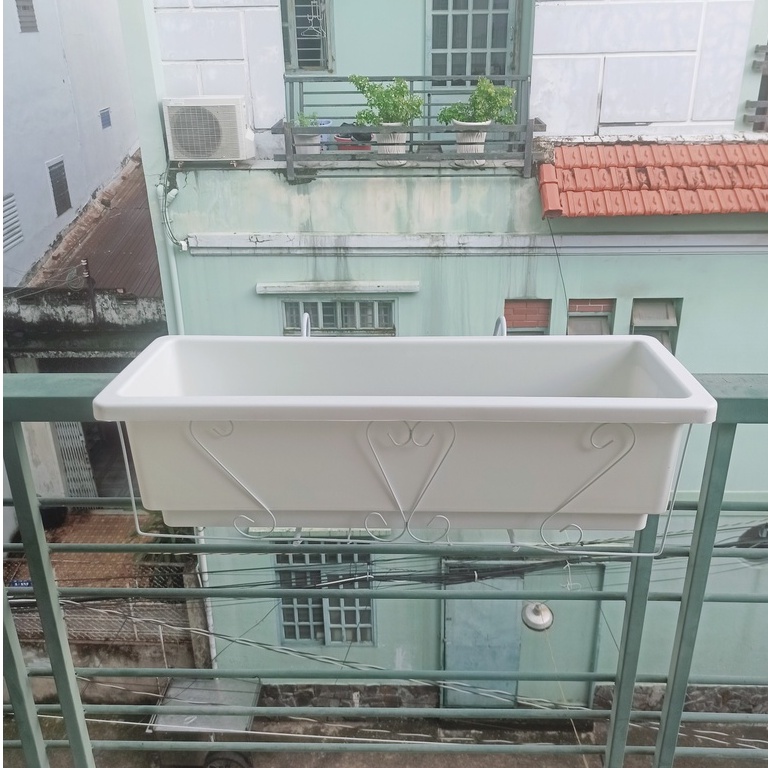 Bộ Khung Giá Treo Kèm Chậu Nhựa Chữ Nhật Trồng Hoa Ban Công Siêu Xinh Kích Thước 67x24cm