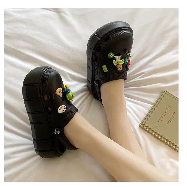 Dép Sục Crocs Đế Cao Hack Chân Đi Mưa Full Phụ Kiện Màu Xanh Trắng Đen kèm Sticker Hottrend 2022