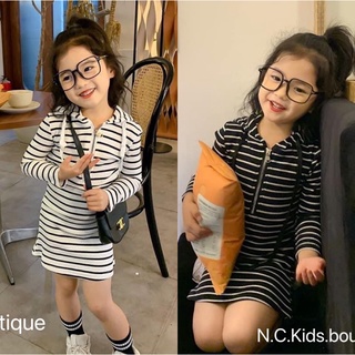 Váy kẻ liền dài tay có mũ cho bé gái