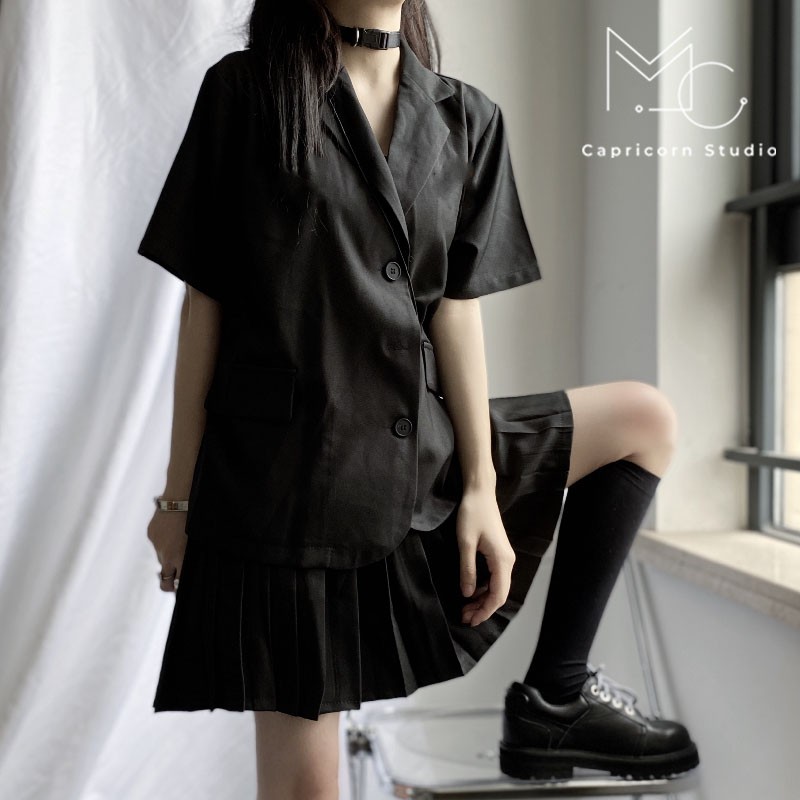 Set đồ màu đen cá tính cực chất với áo ngắn tay cổ vest cùng chân váy xếp ly phong cách Ulzzang
