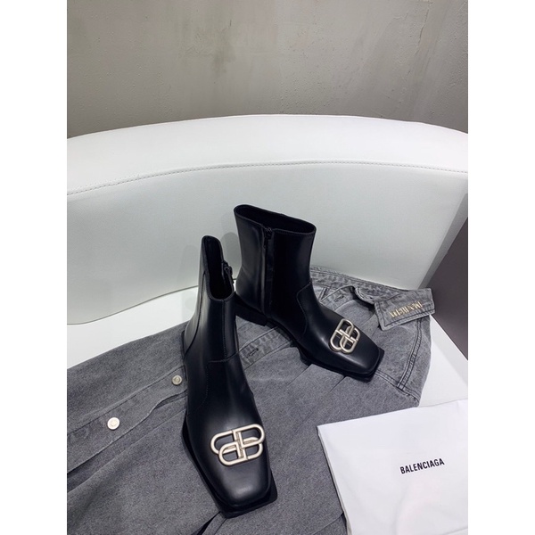 Bốt cổ ngắn mũi vuông màu đen trơn thương hiệu Balenciaga Fil cao cấp da thật