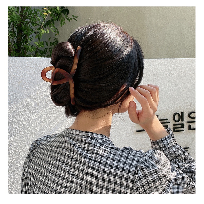 Kẹp càng cua cỡ lớn màu nâu cá tính