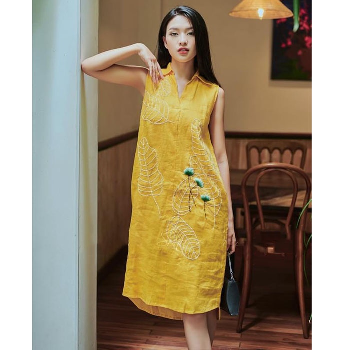 Đầm suông Linen tưng gân sát nách cổ bẻ thêu hoa trẻ trung, có 2 màu lựa chọn