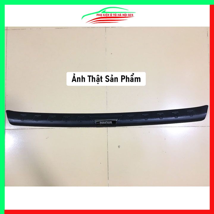 Ốp chống trầy cốp ngoài nhựa đen Innova 2008-2016 dán cốp sau chống xước trang trí xe