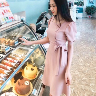 Đầm hồng cổ vuông nút bọc xt