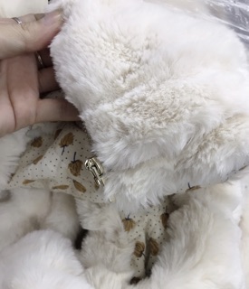 Áo Bé Gái Gile Lông Trắng Kem