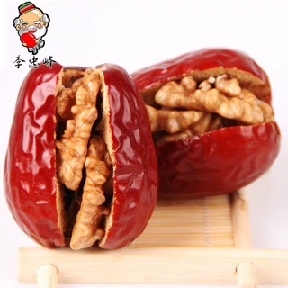 Táo đỏ kẹp óc chó