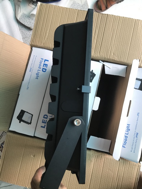 Đèn pha led  200W chuyên công trình ngoài trời, sân thể thao sân vận động, vỏ nhôm đúc dày tản nhiệt tốt chống nước IP66