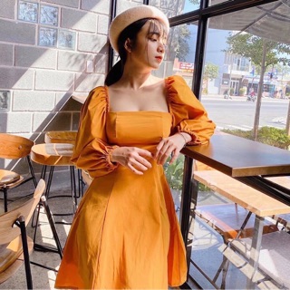 Đầm vàng tay phồng cổ vuông