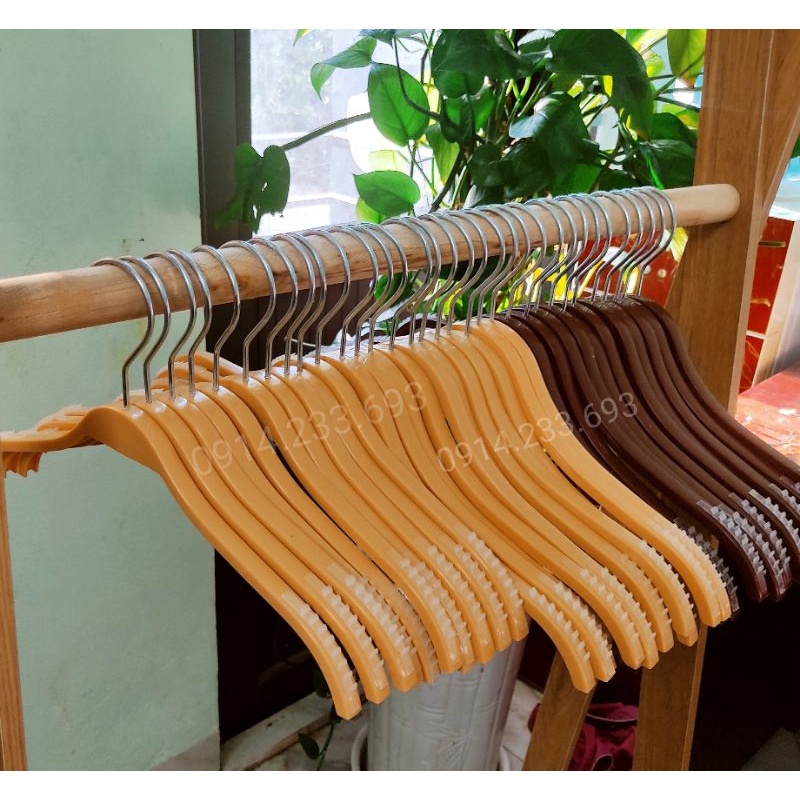Móc Treo Quần Áo, Dáng Tre Bằng Nhựa Cao Cấp Có Đệm Vai Chống Tuột Size 32Cm Và 38Cm Màu Vàng, Nâu Cho Shop Thời Trang