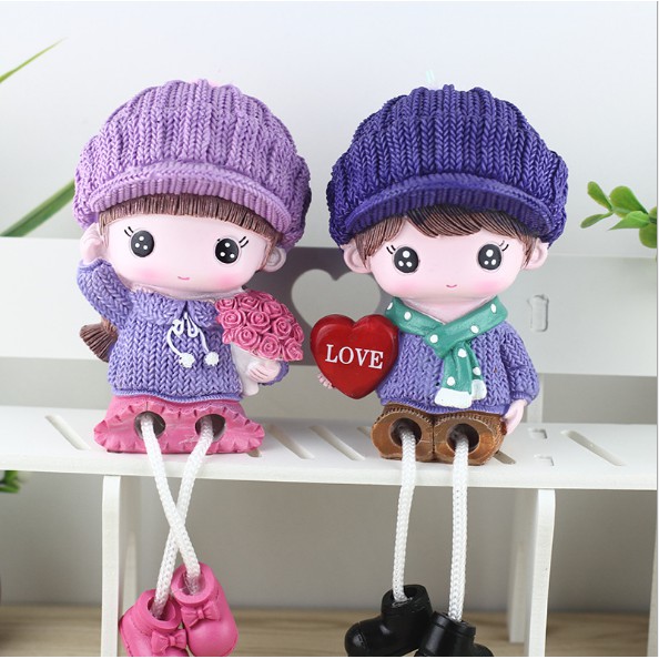 M1-2 Tượng cặp đôi trang trí kệ tủ, bàn học, phòng ngủ kiểu thả chân - quà lưu niệm