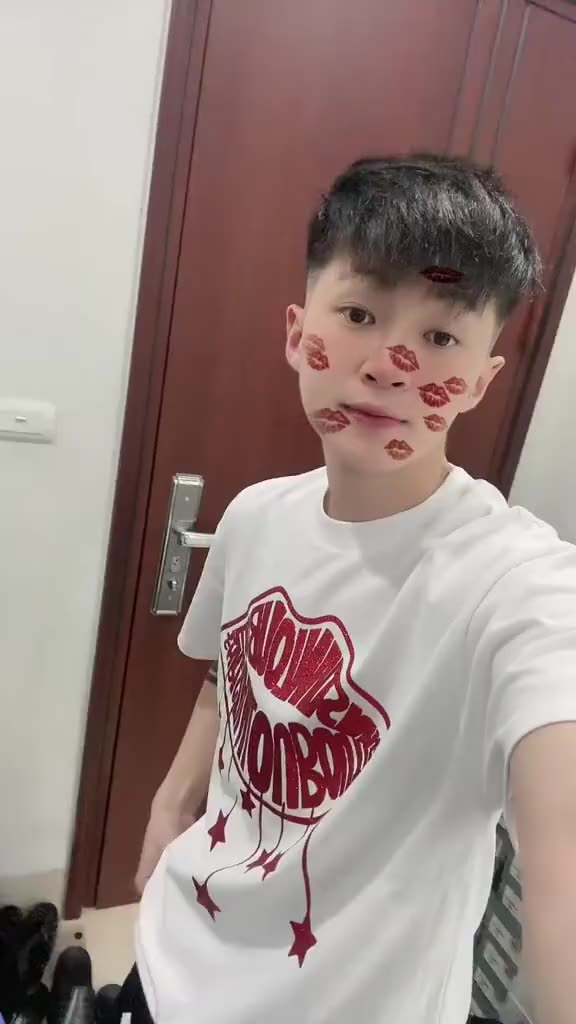 Áo Phông Louboutin Họa Tiết Hình Môi Kim Tuyến Cực Nét - Áo Thun LBT Môi Chất Liệu Cotton Mềm Cực Hot Tr | BigBuy360 - bigbuy360.vn