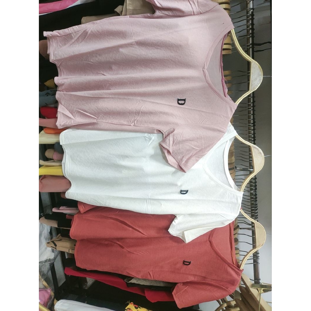 áo thun cộc tay cổ v dập nổi chữ