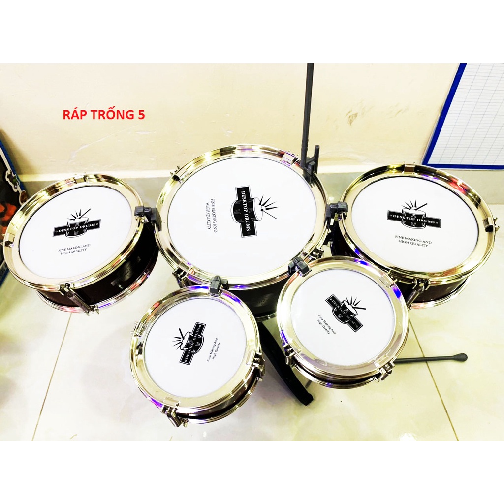 Bộ Trống Jazz Drum cho bé bao gồm: 1 ghế , 1 trống cái, 4 trống nhỏ, 1 cái chập chả và 2 dùi trống