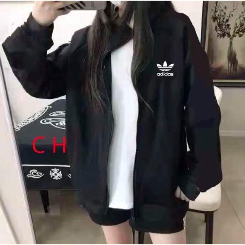 Áo khoác nỉ lông khoá kéo cổ trụ màu đen in adii tay trơn CH